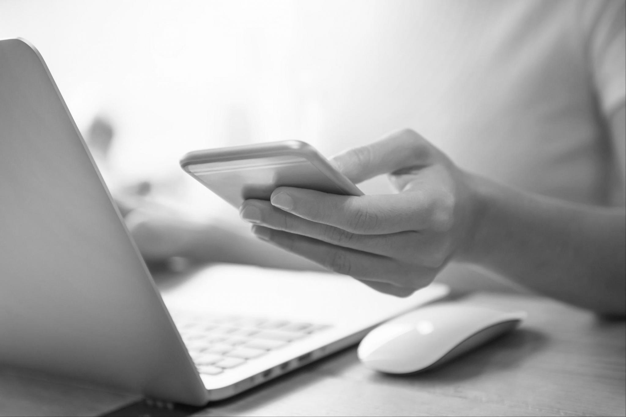 Espacio de trabajo ordenado con materiales de estudio financiero