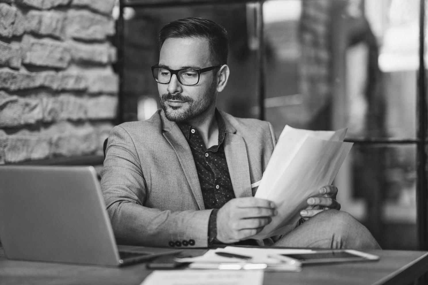 Equipo de Yellarex analizando estrategias financieras personalizadas