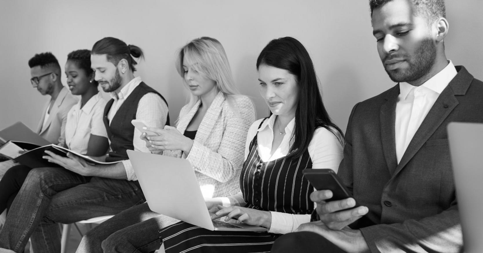 Tablero con gráficos financieros y planificación mensual