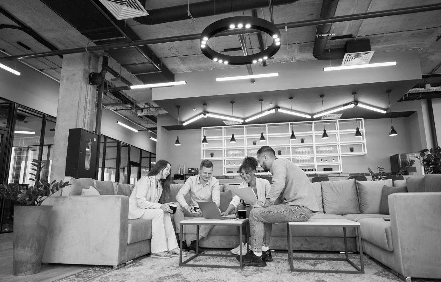 Estudiante internacional gestionando sus finanzas digitales