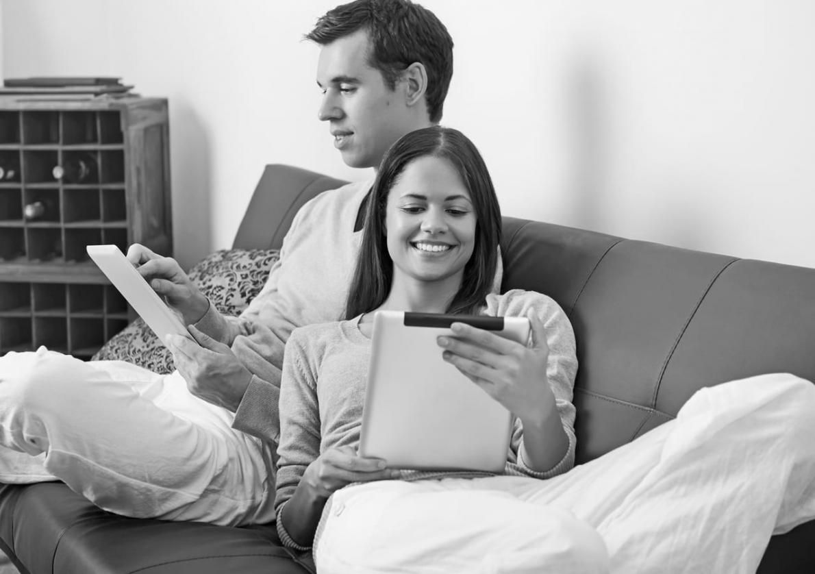 Persona revisando documentos financieros en escritorio organizado